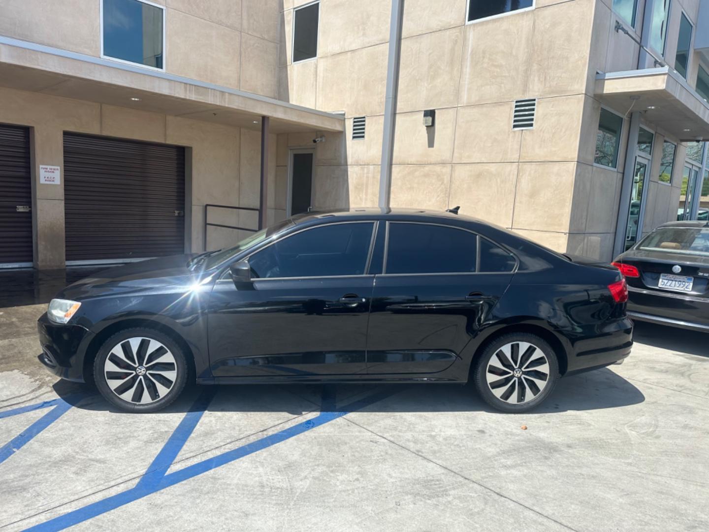 2015 Black /Black Volkswagen Jetta SE 5M (3VWD17AJ4FM) with an 1.8L L4 DOHC 20V engine, Automatic transmission, located at 30 S. Berkeley Avenue, Pasadena, CA, 91107, (626) 248-7567, 34.145447, -118.109398 - Black on Black! Premium Wheels! The 2015 Volkswagen Jetta SE encapsulates the ideal blend of contemporary design, advanced features, and the reliable performance Volkswagen is renowned for. Its sleek contours and sophisticated aesthetics reflect urban sensibilities, making it perfect for city drive - Photo#1